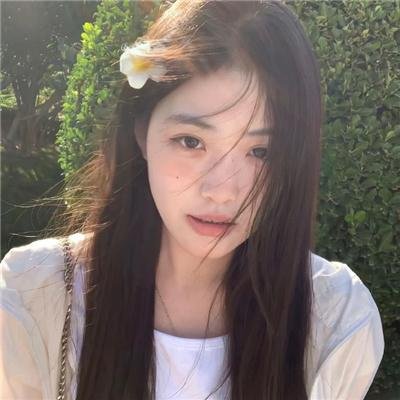 和红色中国人看电视